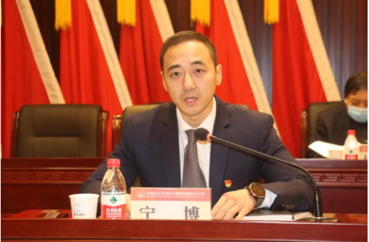 公司副總經(jīng)理寧博主持下午會(huì)議，并組織簽訂2023年度經(jīng)濟(jì)目標(biāo)責(zé)任書(shū)。