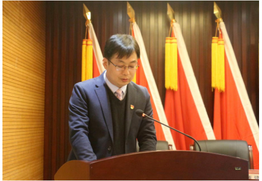 公司副總經(jīng)理魏穩(wěn)戰(zhàn)宣讀了《關(guān)于表彰2022年度先進(jìn)單位、先進(jìn)班組、先進(jìn)個(gè)人的決定》《關(guān)于西橡發(fā)展大討論建言獻(xiàn)策獎(jiǎng)》，并組織頒獎(jiǎng)。