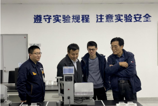 江西耐普礦機股份有限公司董事長鄭昊一行到訪青島黑貓研究院進行考察。這次考察旨在加強雙方合作，探討新的合作領域，為產業技術革新和高質量發展提供更好的支持。