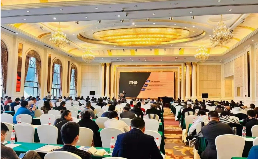 今年三月，2022年全國(guó)塑料著色與色母粒學(xué)術(shù)技貿(mào)信息交流會(huì)暨第二十九屆中國(guó)色母粒行業(yè)年會(huì)在重慶長(zhǎng)壽召開(kāi)，本次會(huì)議由中國(guó)染料工業(yè)協(xié)會(huì)色母粒專(zhuān)業(yè)委員會(huì)主辦、重慶澳彩新材料股份有限公司、蘇州寶麗迪材料科技股份有限公司等18家中外企業(yè)協(xié)辦。吸引了來(lái)自全國(guó)各地的415名代表參加，涉及到260多家企業(yè)。