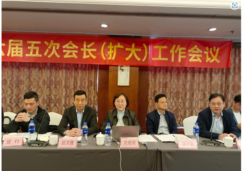 在會議的征求意見環(huán)節(jié)，大家暢所欲言、統(tǒng)一思想，分享了各自企業(yè)當(dāng)前的情況，并就企業(yè)創(chuàng)新求發(fā)展、練好內(nèi)功、多元化經(jīng)營模式等方面提出了各自的想法和建議。大家也就協(xié)會下步工作計劃、企業(yè)的需求、難題等展開討論，積極為行業(yè)發(fā)展建言獻(xiàn)策，達(dá)成了共識，并進(jìn)一步明確了協(xié)會下步的工作思路。
