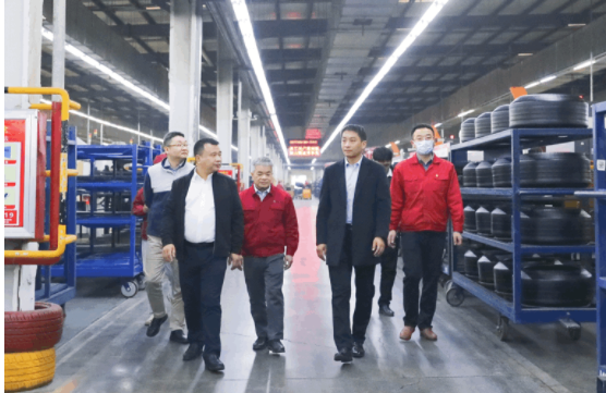 除了參觀棗礦橡膠公司，曹限東還深入全鋼八億橡膠和半鋼豐源輪胎實地交流，了解了生產組織、現場定置、設備運行、員工面貌、物流發貨等。