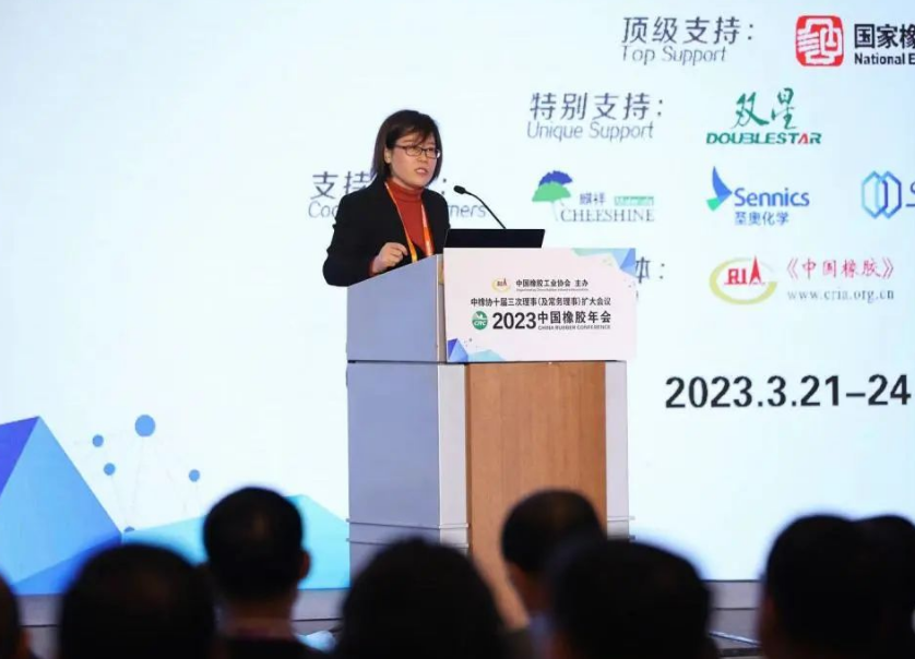 會議伊始，中國橡膠工業協會會長徐文英做了2022年中國橡膠工業協會工作匯報及2023年工作計劃。徐文英表示，2022年，協會持續服務企業，解決行業難點問題，做好企業與政府的溝通橋梁，并加強協會內部自身建設。2023年，基礎工作之外，協會還將積極組織海外考察，推動雙碳目標實施，推動行業評價體系制定等。徐文英還呼吁要改變觀念，從數量規模效益轉往質量發展，期待行業打破邊界，積極跨界協同，實現共生共榮。