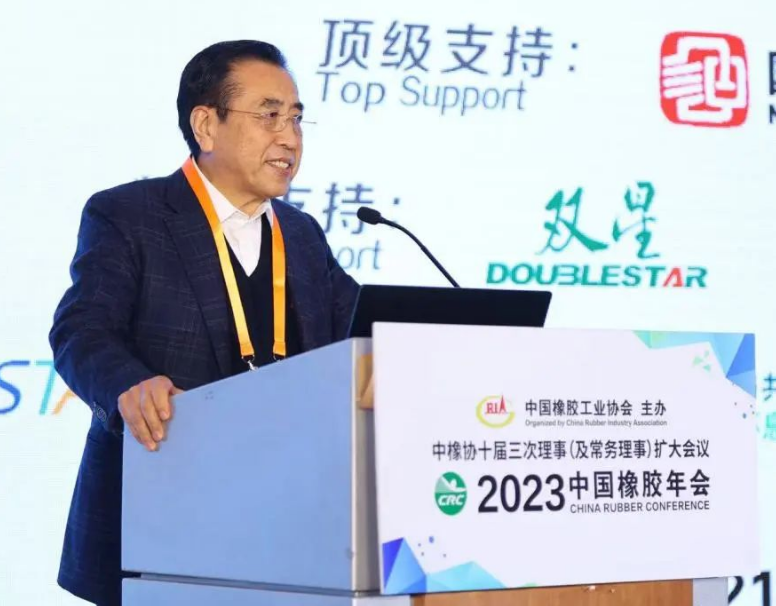 中國橡膠工業協會高級副會長、主席團企業執行主席國家橡膠與輪胎工程技術研究中心主任，賽輪集團股份有限公司黨委書記、名譽董事長袁仲雪做大會主旨發言。袁仲雪認為，在國際市場矛盾突出的復雜環境下，企業應在不確定環境下，做好確定的事情。對此，企業應抓好科技創新、生產工藝創新、智能化/無人化創新、節能環保創新、服務用戶創新、人才培養創新，以此推動自身高質量發展。