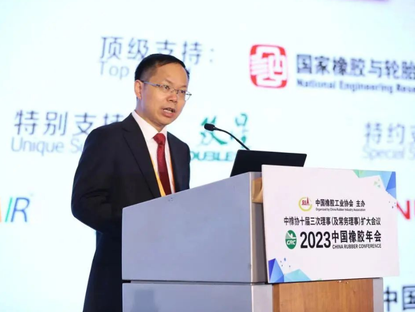 隨后，中國橡膠工業協會副會長兼秘書長雷昌純分享了2022年中國橡膠行業經濟運行情況及2023年形勢展望。2022年中國橡膠制品行業規上企業4037家，產業規模持續擴大，利潤率逐漸下滑。2022年橡膠行業出口交貨值繼續實現強勁增長，但增幅有所回落，出口率(值)創出新高，全年保持在高位運行。展望2023年，中橡協輪胎分會預測，輪胎銷售收入和盈利情況可能會有顯著提升，產業集中度也會進一步提高。