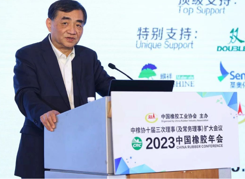 中策橡膠集團股份有限公司董事長、中國橡膠工業協會高級副會長沈金榮對2023年中國橡膠行業形勢進行了分析，并解讀了當前所面臨的難點熱點問題。他指出，中國制造業由于環保支出及生產成本的提升，以及天膠關稅問題遲遲沒有解決，正在喪失“中國制造”的優勢。他強調，中國產業鏈配套最完整，生態環境已經發生了重大變化，從業者們只能加倍努力，以正面變化沖消負面因素。