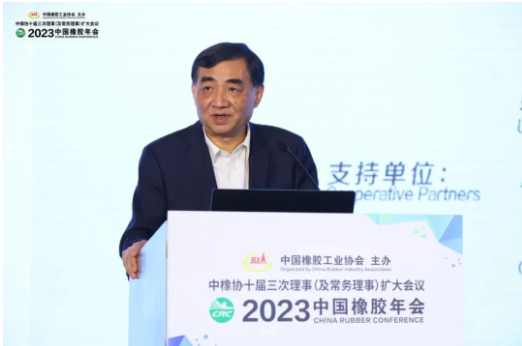 中橡協(xié)高級副會長、中策橡膠集團股份有限公司董事長沈金榮發(fā)表了題為“后疫情時代的中國輪胎行業(yè)”的演講，引起了業(yè)內廣泛的討論和關注。