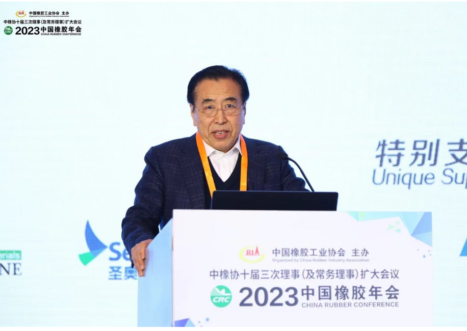 近日，中國橡膠工業協會十屆三次理事(及常務理事)擴大會議在山東青島隆重舉行。會上，中國橡膠工業協會高級副會長、主席團企業執行主席、國家橡膠與輪胎工程技術研究中心主任、賽輪集團股份有限公司黨委書記、名譽董事長袁仲雪作了《企業首先要做好確定的事》的發言報告。