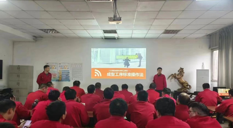 八億橡膠公司成型車(chē)間開(kāi)展自教育實(shí)踐活動(dòng)以來(lái)，通過(guò)結(jié)合車(chē)間實(shí)際情況，采取有力措施，推進(jìn)質(zhì)量管理工作，取得明顯成效。