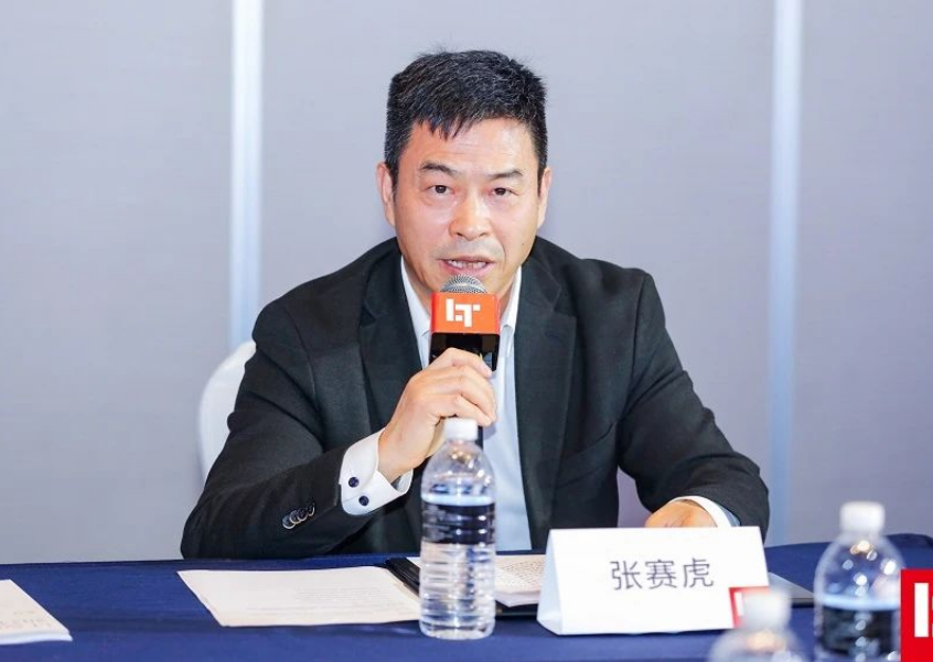 在大會(huì)G20領(lǐng)袖峰會(huì)上，薩馳智能高級副總裁張賽虎發(fā)表重要演講，向參會(huì)的領(lǐng)導(dǎo)和同仁分享了薩馳智能在智能產(chǎn)線、智慧工廠一站式整體解決方案和服務(wù)方面積累的經(jīng)驗(yàn)，以及未來的發(fā)展方向和思路。他強(qiáng)調(diào)，薩馳智能將始終堅(jiān)持創(chuàng)新驅(qū)動(dòng)戰(zhàn)略，聚焦高端核心裝備制造、高效供應(yīng)鏈和優(yōu)質(zhì)客戶服務(wù)的數(shù)字化智能產(chǎn)線高質(zhì)量發(fā)展戰(zhàn)略，為更多行業(yè)的企業(yè)邁向數(shù)智物流、實(shí)現(xiàn)數(shù)字化轉(zhuǎn)型提供更好的服務(wù)。