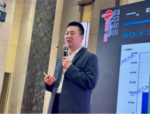 中國涂料工業(yè)協(xié)會秘書長劉杰作為論壇嘉賓之一，提出了中國涂料行業(yè)的趨勢及寧波涂料產(chǎn)業(yè)發(fā)展建議。他認(rèn)為，未來涂料行業(yè)將由發(fā)展大范圍增量的時代轉(zhuǎn)變?yōu)榉€(wěn)中求進。他預(yù)測，未來5-10年，低VOCs含量的涂料以及溶劑型高固體分涂料將是發(fā)展的趨勢。同時，他建議寧波涂料企業(yè)積極順應(yīng)行業(yè)發(fā)展趨勢，以綠色、專業(yè)、精細(xì)、高效實現(xiàn)穩(wěn)中求進發(fā)展之路。