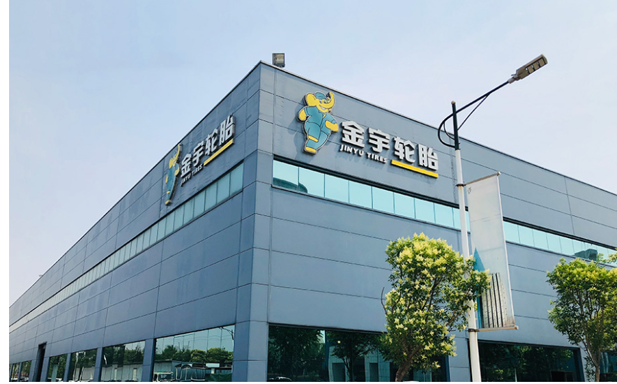 “國家級綠色工廠”創(chuàng)建活動是國家工信部針對符合“綠色發(fā)展”企業(yè)給出的權(quán)威認(rèn)定。近年來，公司積極推動綠色制造體系建設(shè)，堅持生產(chǎn)潔凈化、制造綠色化、廠區(qū)園林化、體系完善化，在實踐中構(gòu)建綠色發(fā)展模式。公司將科學(xué)減碳理念貫徹輪胎產(chǎn)品的全生命周期，并將創(chuàng)新理念、智能生產(chǎn)、協(xié)同發(fā)展、綠色環(huán)保等要素相融合，優(yōu)化生產(chǎn)工藝和設(shè)備，加速綠色轉(zhuǎn)型升級。