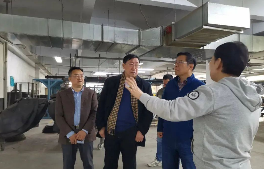 在二樓大廳，大家共同觀看了輪胎翻新宣傳片以及智能管理系統(tǒng)視頻資料。張秀麗詳細(xì)為李會長一行介紹了智能管理系統(tǒng)的目的以及各項(xiàng)功能等。接著，大家共同參觀了鄭州萬通輪胎文化園，并參觀了翻新研發(fā)室。張秀麗詳細(xì)講解了輪胎的價值，稱一條輪胎完磨后只能發(fā)揮出30%的價值，其余70%的價值在于胎體。萬通采用普利司通的多次翻新工藝，翻新胎的胎面膠使用里程可達(dá)25到30萬公里，同樣具有普利司通新胎的性能。張秀麗表示，翻新和智能管理系統(tǒng)項(xiàng)目符合當(dāng)代的創(chuàng)新趨勢，是發(fā)展循環(huán)經(jīng)濟(jì)綠色經(jīng)濟(jì)，可有效降低車輛事故，實(shí)現(xiàn)數(shù)字化轉(zhuǎn)型。