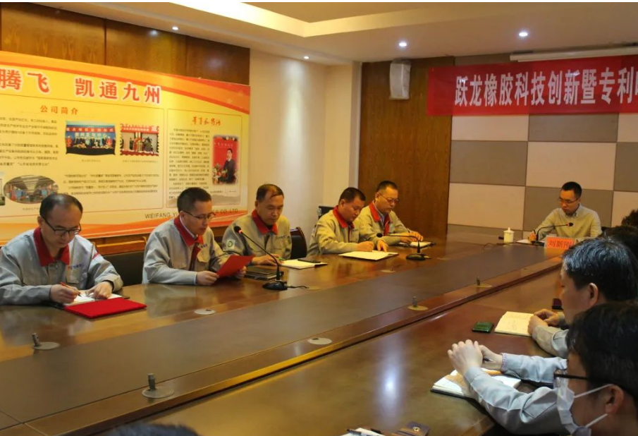 頒獎結(jié)束后，董事長劉新剛發(fā)表重要講話。他指出，專利工作是企業(yè)知識產(chǎn)權(quán)工作的一項重要內(nèi)容，加強專利保護能夠保證企業(yè)的經(jīng)營安全，同時企業(yè)通過生產(chǎn)、銷售自主知識產(chǎn)權(quán)產(chǎn)品，能夠提升企業(yè)形象，增強市場競爭力，對企業(yè)的發(fā)展壯大具有重要意義，希望大家在新技術(shù)、新產(chǎn)品的研發(fā)過程中重視專利的提煉，進一步提高專利申請質(zhì)量，努力做好2023年度專利申請工作。