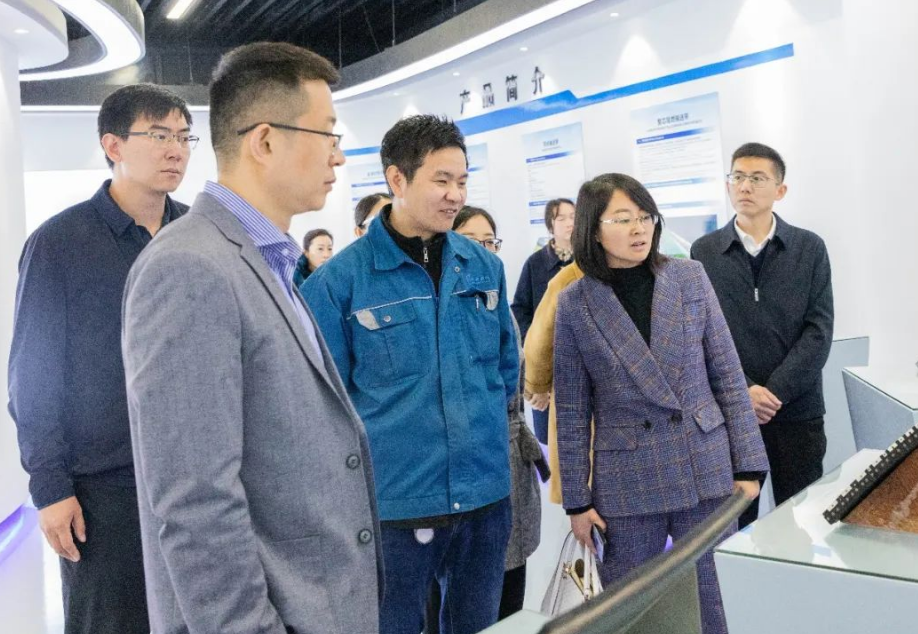 山東省淄博市淄川區(qū)體悟實訓學員一行領導蒞臨雙箭股份調研指導，公司副總經理郎洪峰等熱情接待。