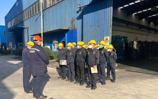 為進一步強化應急預案保障措施的落實，提高企業(yè)應對安全生產(chǎn)事故和突發(fā)性事件的能力，教育一線員工如何正確、準確、迅速處理突發(fā)事件。濟寧黑貓在儲運中心開展機械傷害事故應急演練。