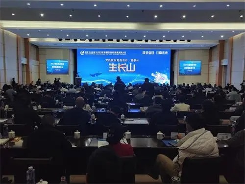 邵文林表示，當前，寶勝正大力推進“8+8”立體式營銷體系建設，將產(chǎn)品經(jīng)銷作為企業(yè)營銷模式的重要組成部分，持續(xù)完善渠道銷售網(wǎng)絡建設。未來，寶勝股份將多措并舉服務好新老經(jīng)銷商朋友，進一步優(yōu)化經(jīng)銷政策，構建數(shù)智化供應鏈系統(tǒng)，提供更多優(yōu)質(zhì)產(chǎn)品和服務。