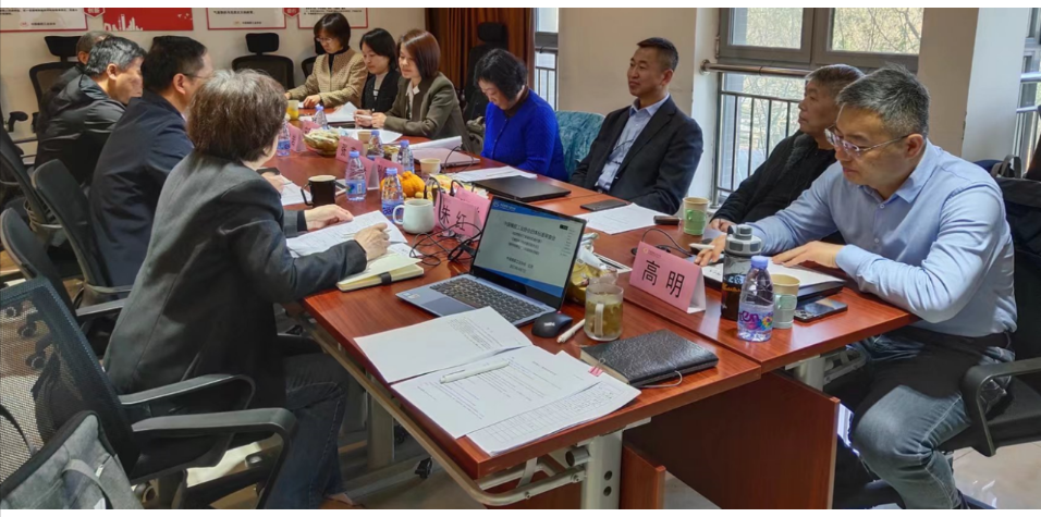 中國橡膠工業(yè)協(xié)會于上周在北京主持召開了團(tuán)體標(biāo)準(zhǔn)送審稿的審查會，審查的三項標(biāo)準(zhǔn)分別是《自然硫化丁基橡膠防腐襯里》、《浸膠簾子布克重試驗方法》以及《鋼簾線單位產(chǎn)品能源消耗限額》。
