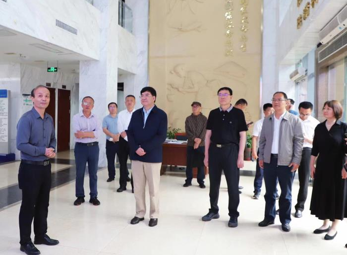 云南省政協副主席李學林一行到橡膠所調研了解海南省天然橡膠產業發展情況。中國熱科院副院長張以山陪同調研。