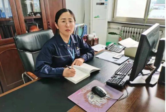 萬達集團·耐斯特炭黑有限公司劉明燕在第十二屆黃河口首席技師評選中榮獲榮譽稱號。經(jīng)過多輪角逐，劉明燕在眾多參賽者中脫穎而出。