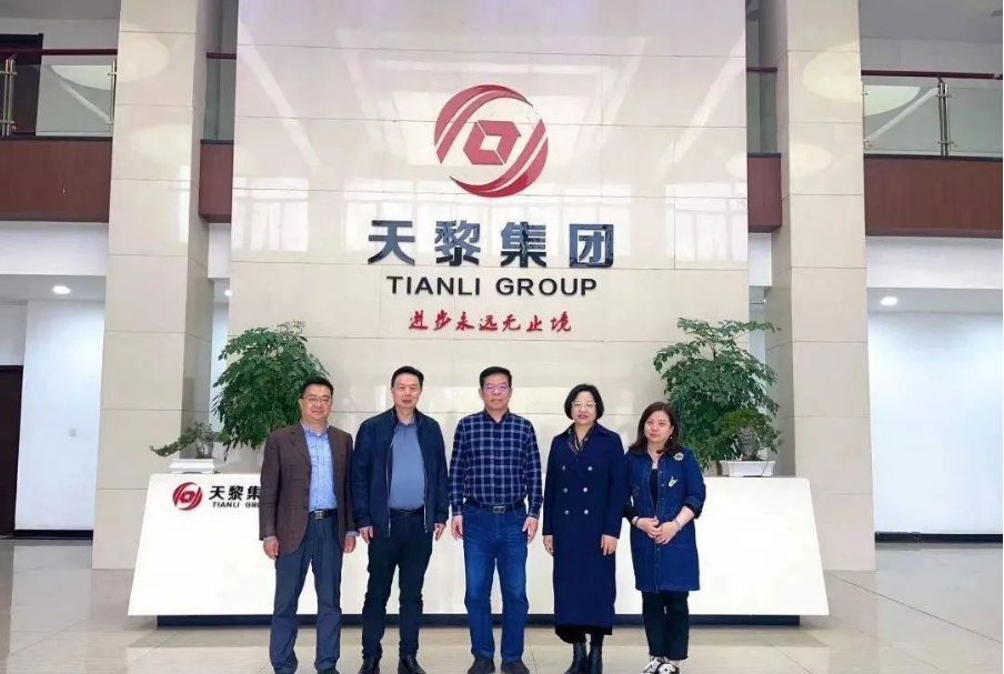 在交流中，李會長強調(diào)，這次協(xié)會走基層，訪實情，共發(fā)力的調(diào)研活動到武漢華中強化輪胎公司后感觸頗深，感謝華中強化輪胎公司為協(xié)會和市場輪胎循環(huán)利用作出的努力和貢獻。
