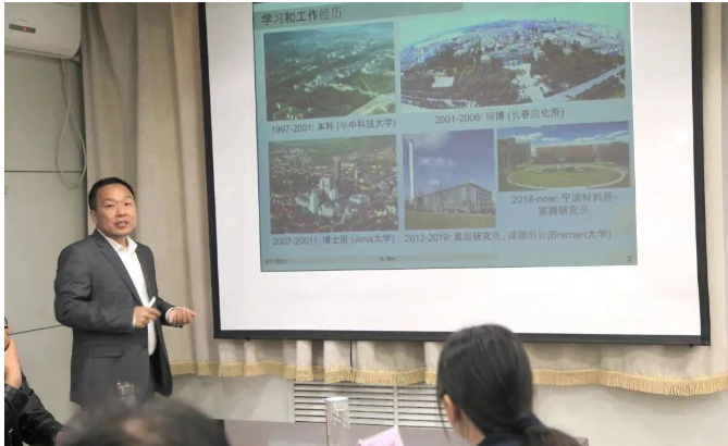 魏剛高級研究員是德國不來梅大學課題組長，歐盟研究委員會、德國科學基金、卡塔爾大學內部科學基金、以色列科學基金、波蘭國家科學基金、德國洪堡基金會以及法國斯特拉斯堡大學萊恩基金會評審人，入選德國洪堡學者、卡爾蔡司學者，2022年入選材料科學領域全球前2%頂尖科學家。擔任SCI雜志Journal of Nanobiotechnology副主編，以及多個SCI雜志編輯和編委。主持德國科學基金、卡爾-蔡司基金等多個項目。