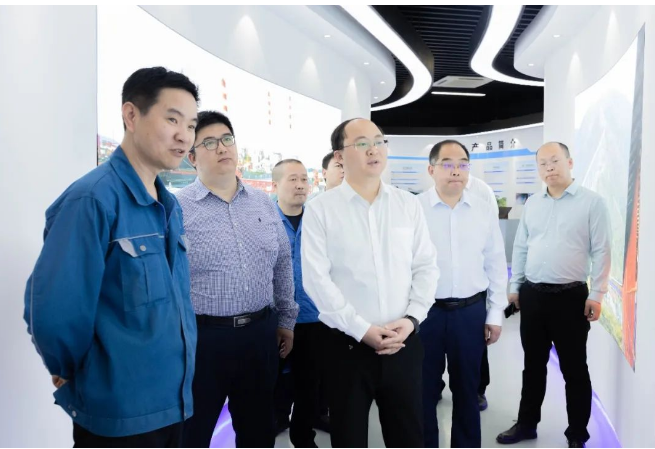 在座談會上，郎總分別從公司企業(yè)文化、科研成果、產(chǎn)品開發(fā)、營銷模式、市場建設(shè)等方面作了詳細的匯報。