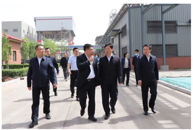 山西省太原市政府黨組成員、副市長(zhǎng)高德勝日前深入山西三強(qiáng)新能源科技有限公司(簡(jiǎn)稱“三強(qiáng)新能源”)進(jìn)行調(diào)研。縣委副書(shū)記、縣長(zhǎng)、清徐經(jīng)濟(jì)開(kāi)發(fā)區(qū)黨工委書(shū)記李福貴，清徐經(jīng)濟(jì)開(kāi)發(fā)區(qū)黨工委副書(shū)記、管委會(huì)主任陳曉勇也一同參加。