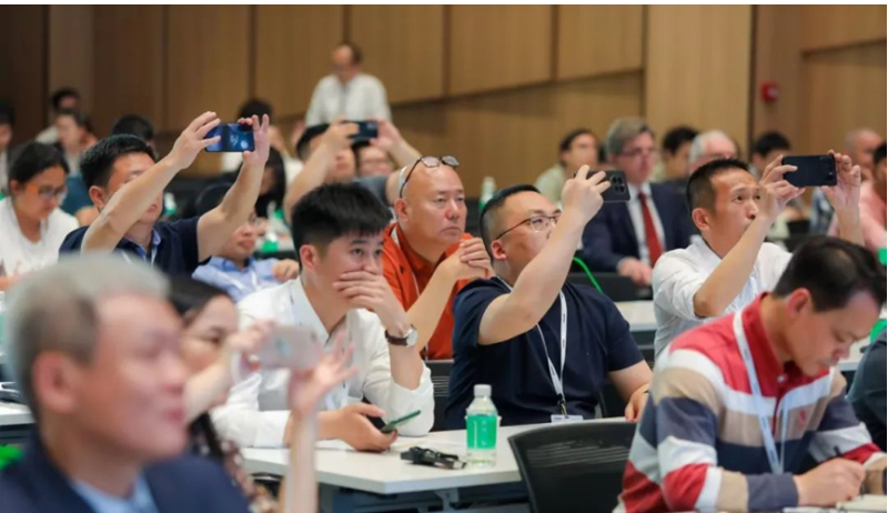 此次高峰論壇圍繞“綠色低碳、智創(chuàng)未來”的主題，業(yè)內(nèi)知名專家學(xué)者分享了多個業(yè)內(nèi)高精尖技術(shù)先進課題，現(xiàn)場反響熱烈，不少與會客商進行了積極互動，對業(yè)內(nèi)目前存在的問題也進行了深入討論。