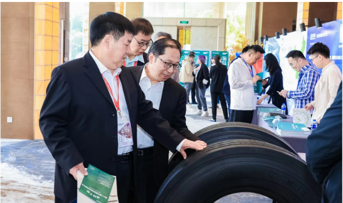 大會論壇期間，還舉行2022-2023 年度城市物流發(fā)展創(chuàng)新成果、創(chuàng)新產(chǎn)品以及優(yōu)秀案例發(fā)布，邀請國內(nèi)行業(yè)內(nèi)媒體、專家就創(chuàng)新成果和優(yōu)秀產(chǎn)品案例等內(nèi)容舉行發(fā)布活動。貴州輪胎憑借過硬的產(chǎn)品品質(zhì)、專家組調(diào)研以及用戶反饋，榮獲該殊榮。