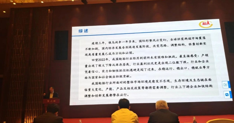 史一鋒指出，中國輪胎做大，并實現(xiàn)全球第一，離不開中國橡機行業(yè)的發(fā)展和支撐。下一步中國輪胎行業(yè)實現(xiàn)做強仍需要橡機行業(yè)再發(fā)力，需要雙方更緊密的合作來實現(xiàn)創(chuàng)新突破。