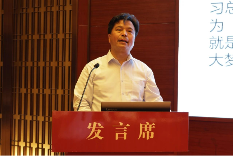 北京化工大學(xué)楊衛(wèi)民教授的報告是“輪胎設(shè)計與制造工藝裝備創(chuàng)新發(fā)展”，介紹了他從北京化工大學(xué)畢業(yè)后從事的橡膠機械開發(fā)、塑料機械開發(fā)，以及目前為輪胎制造裝備提出的創(chuàng)新設(shè)計理念。