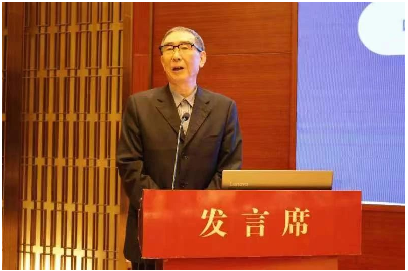 中國橡膠工業(yè)協(xié)會前會長范仁德帶來了“工業(yè)元宇宙與橡膠工業(yè)智能制造”的報告，他在報告中介紹了“元宇宙”是整合多種技術(shù)而產(chǎn)生的新型虛實相融的互聯(lián)網(wǎng)應(yīng)用，將虛擬世界與現(xiàn)實世界在經(jīng)濟系統(tǒng)上密切融合，并介紹了“元宇宙”在現(xiàn)代工業(yè)中的實際應(yīng)用。