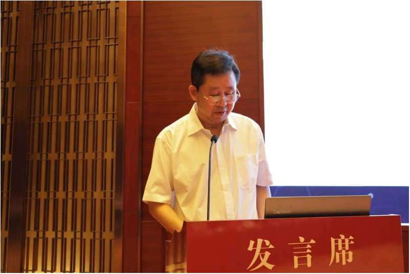 益陽橡機”杯2021-22-23年橡膠機械年會暨科技創(chuàng)新與數(shù)字化制造經(jīng)驗交流會在橡膠機械專委會秘書長陳維芳《沁園春.長沙》的詩朗誦聲中拉開了序幕。由于新冠肺炎疫情，本次年會推遲了3年，所以冠名的年會也跨越了3年。