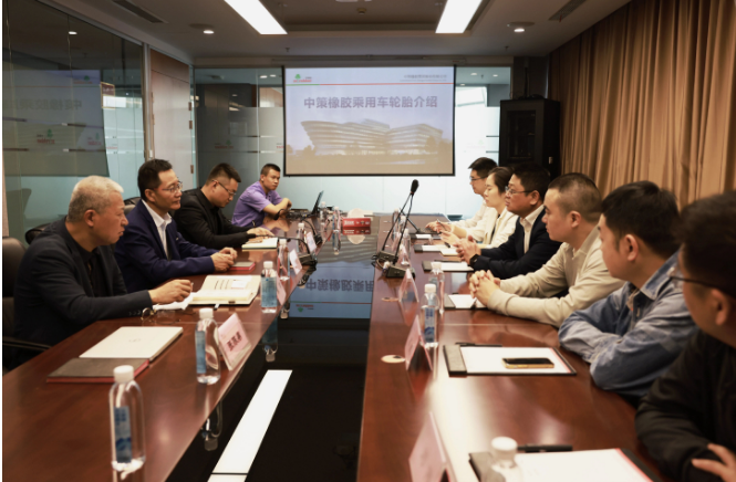 葛總在會晤中表示，中策橡膠集團是長安汽車的長期戰(zhàn)略合作伙伴，也是民族品牌陣營中的好伙伴、好戰(zhàn)友，2022年我們?nèi)〉昧溯喬テ髽I(yè)全球排名第八，中國排名第一的優(yōu)異成績，這樣的成績?nèi)〉秒x不開像長安汽車這樣的戰(zhàn)略伙伴的支持與信任。