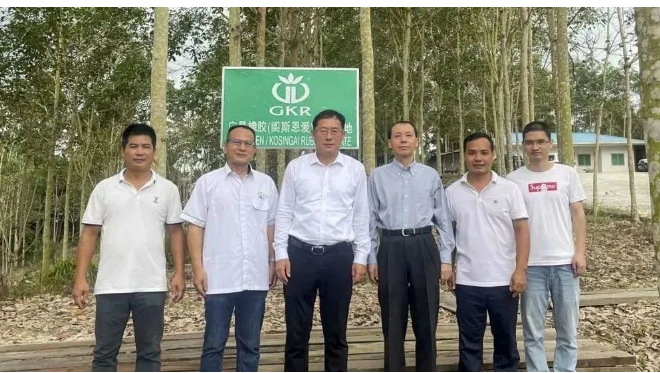 中國駐泰國宋卡總領事吳冬梅和中國駐馬來西亞古晉總領事邢偉平分別到訪廣墾橡膠泰國沙墩公司和廣墾橡膠馬來西亞砂撈越公司，考察了這兩家公司的生產情況和膠園管理情況，并聽取了企業經營管理及黨建工作的匯報。