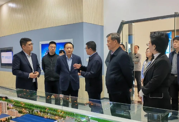 張國盛副主任一行參觀了集團(tuán)公司文化展廳和產(chǎn)品展廳，了解了鵬翎集團(tuán)在企業(yè)文化、產(chǎn)品研發(fā)方面取得的成就和創(chuàng)新。此外，張國盛副主任對集團(tuán)公司在區(qū)域合作方面取得的進(jìn)展和成績給予了肯定和贊揚(yáng)，并希望集團(tuán)公司在未來繼續(xù)發(fā)揮引領(lǐng)作用，為濱海新區(qū)乃至京津冀地區(qū)的蓬勃發(fā)展貢獻(xiàn)力量。