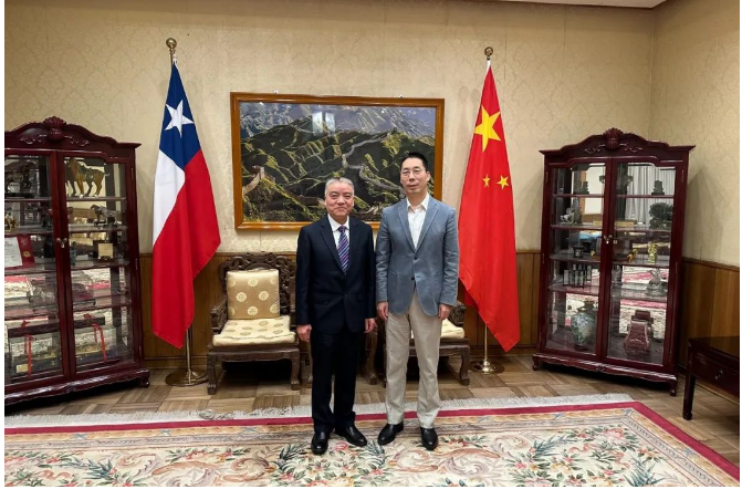 寶通科技董事長包志方一行正在南美進(jìn)行考察訪問。4月26日，他們在智利中國大使館受到了牛清報大使的接見，并就一系列共同關(guān)心的問題交換了意見。