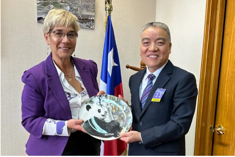 4月24日，包總一行還前往智利國會大廈所在地Valparaiso，拜會智利參議院副主席露斯·斯彭博格女士。包董事長向斯彭博格議長介紹了寶通計劃在智利圍繞智能化技術(shù)與產(chǎn)品，以及資源循環(huán)與環(huán)境保護(hù)等重點項目進(jìn)行投資布局。議長對此計劃表示大力贊賞，并承諾將全面支持和協(xié)助。