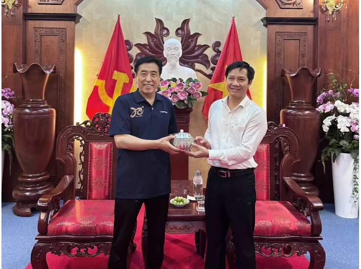 越南生產(chǎn)基地作為世界最大的單體橡膠輪胎工廠之一，生產(chǎn)的輪胎種類多樣，產(chǎn)品質(zhì)量備受好評。數(shù)千越南員工在生產(chǎn)基地成長為優(yōu)秀人才，在崗位上肩負(fù)起重要責(zé)任。據(jù)了解，未來，賽輪集團(tuán)將依托國橡中心產(chǎn)業(yè)鏈優(yōu)勢，加速新設(shè)備、新工藝等在越南生產(chǎn)基地的應(yīng)用，打造全球先進(jìn)輪胎生產(chǎn)基地新樣板。
