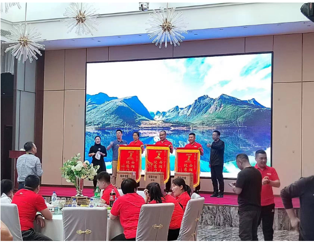中策橡膠乘用車胎銷售部吉林區域經理肖強強介紹了渠道政策，并強調中策將提供各項保障。1號產品在各個方面的突破為全面的發展帶來了巨大的飛躍。除了產品方面的支持外，中策還將從多個維度幫助零售商提升競爭力，賦能萬千輪胎人。中策承諾通過渠道的全面支持，幫助門店實現快速進步與成長，使更多同行者能夠在頂峰相遇。