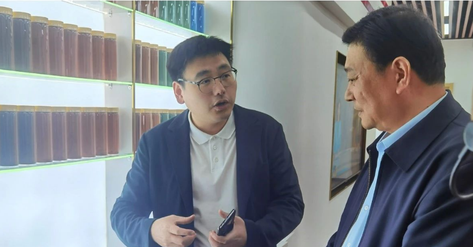 在座談會結束后，劉會長在單淼總經(jīng)理的陪同下參觀了宇星科技的展示廳和智能示范車間。宇星科技作為高端氧化鐵制造商，近年來在高端涂料應用方面取得了突破，推出了一系列創(chuàng)新產(chǎn)品，包括高著色強度氧化鐵、低吸油量氧化鐵和易分散氧化鐵。這些成果離不開宇星科技與江南大學等高校的緊密合作。宇星科技始終強調(diào)科技創(chuàng)新的重要性，與高校開展產(chǎn)學研合作，加強原創(chuàng)性和引領性科技攻關，促進科技成果的轉化和產(chǎn)業(yè)化水平的提高。