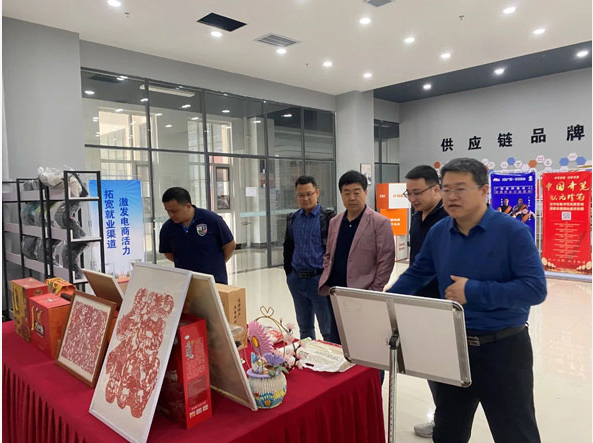 考察團一行還參觀了學校創新創業中心的直播電商基地，對該基地的設施和實踐環境給予了高度評價。他們認為該基地為學生提供了實踐和創新的平臺，有助于培養創業精神和實際操作能力。