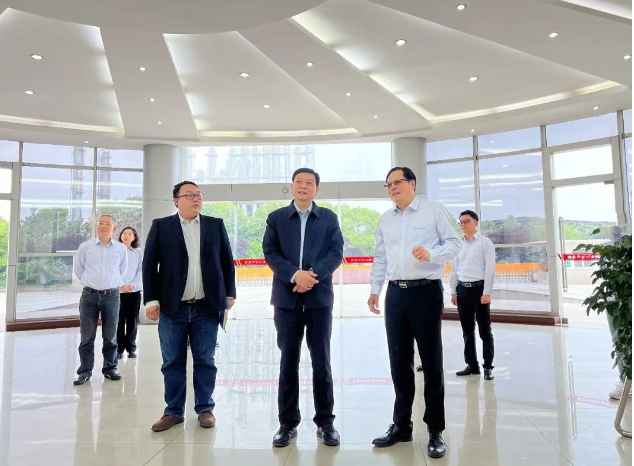 長(zhǎng)江涂料公司熱烈歡迎了中國(guó)涂料工業(yè)協(xié)會(huì)會(huì)長(zhǎng)劉普軍及其隨行領(lǐng)導(dǎo)的到訪。長(zhǎng)江涂料總經(jīng)理張衛(wèi)中代表公司向劉會(huì)長(zhǎng)一行展示了公司的發(fā)展歷程、經(jīng)營(yíng)理念以及在應(yīng)對(duì)各種挑戰(zhàn)方面所采取的措施和方法。