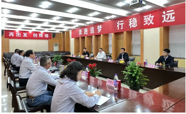 劉普軍會(huì)長(zhǎng)對(duì)長(zhǎng)江涂料公司在綠色轉(zhuǎn)型升級(jí)、高質(zhì)量發(fā)展道路上的努力表示充分肯定和贊許。這次訪問(wèn)為雙方的交流與合作提供了更好的機(jī)遇，也進(jìn)一步推動(dòng)了中國(guó)涂料行業(yè)的發(fā)展。