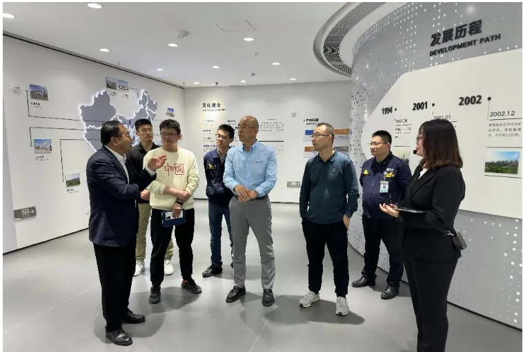 簽約儀式前，專家組先后參觀了青島黑貓研發(fā)中心、檢測(cè)中心和中試車間。青島黑貓公司黨支部書(shū)記、總經(jīng)理王宏以及相關(guān)研發(fā)團(tuán)隊(duì)向?qū)＜医M介紹了公司的自主研發(fā)項(xiàng)目、與相關(guān)大學(xué)合作項(xiàng)目的進(jìn)展情況，以及產(chǎn)品在輪胎中的應(yīng)用特性。