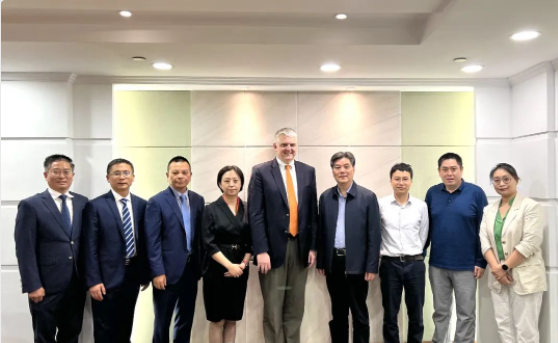 據了解，會議上還有上海市發(fā)改委能源處、產業(yè)處以及資源節(jié)約和環(huán)境保護處的相關領導出席。卡博特公司副總裁、中國區(qū)董事總經理及功能性補強材料中國區(qū)業(yè)務總監(jiān)王維琤女士、亞太區(qū)制造管理、中國區(qū)企業(yè)事務以及上海工廠的相關負責人也參加了會議。