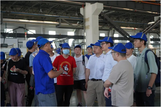 隨后，學生們參觀了利德東方的煉膠車間，廠長鄭兆杰詳細介紹了煉膠工廠MES系統(tǒng)。這一集全面動態(tài)管理、生產(chǎn)過程控制和成本核算于一體的系統(tǒng)給同學們留下了深刻印象。利德東方生產(chǎn)總監(jiān)段旭磊還帶領(lǐng)同學們參觀了企業(yè)的40米長鐵路管生產(chǎn)線。