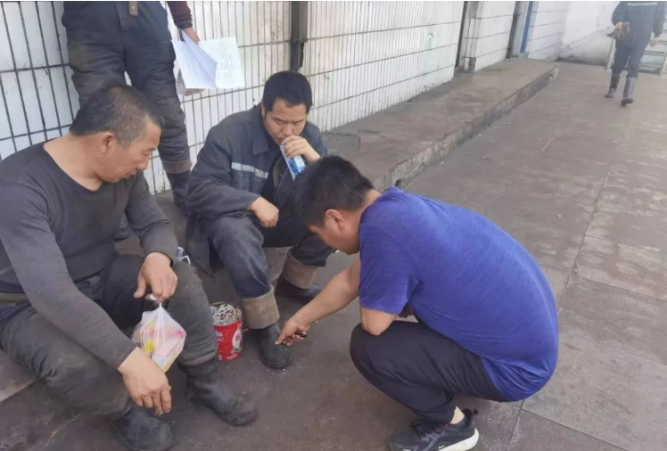 此外，鶴壁飛鶴銷售服務(wù)團(tuán)隊還走訪了礦產(chǎn)能源行業(yè)，了解了這個行業(yè)對橡膠制品的需求。作為橡膠制品的專業(yè)制造商，飛鶴公司的膠靴產(chǎn)品自1961年開始生產(chǎn)，致力于為勞動者提供耐用性和防護(hù)性能。走訪中，銷售團(tuán)隊詳細(xì)調(diào)研了工友們的穿用情況和對產(chǎn)品的反饋，收集了寶貴的意見和建議。
