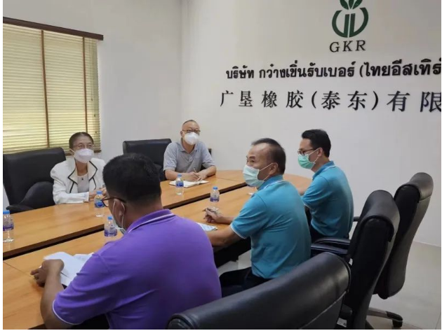 中國駐泰國宋卡總領(lǐng)事吳冬梅近日率領(lǐng)一行到訪廣墾橡膠(泰東)公司，對(duì)企業(yè)的經(jīng)營(yíng)管理和黨建工作進(jìn)行了調(diào)研指導(dǎo)。
